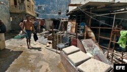 Trabajadores realizan labores de limpieza después del paso del huracán Irma por La Habana.