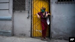 Una mujer espera su turno para entrar a una tienda en La Habana. (AP/Ramon Espinosa)