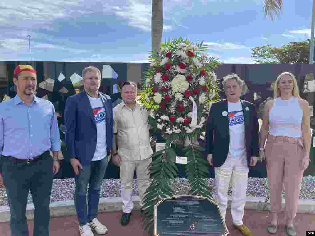 Ofrenda floral de eurodiputados y de Espa&#241;a al inicio de la &quot;Caravana por la Libertad de Cuba&quot;, en Miami. 