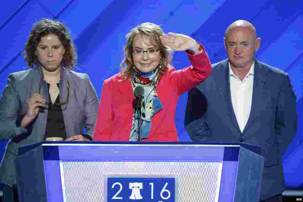  La excongresista por Arizona Gabrielle 'Gabby' Giffords (c) habla junto a su esposo, el astronauta Mark Kelly, durante la primera jornada de la Convención Nacional Demócrata 2016 hoy, 25 de julio de 2016, en el Wells Fargo Center de Filadelfia, Pensilvan