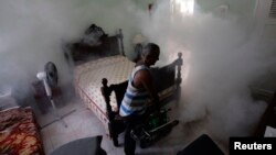 Fumigación de un dormitorio en La Habana.Foto Archivo REUTERS/Desmond Boylan