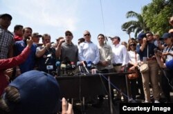 Rubio, el embajador Trujillo, el congresista Díaz-Balart y el embajador de Colombia ante EEUU Francisco Santos hablan con los medios de prensa desde el Puente Simón Bolívar en Cúcuta, Colombia. (Fotos cortesía de la oficina del senador Rubio)