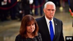 Vicepresidente Pence en la capilla ardiente de John McCain en el Capitolio