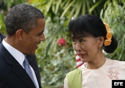 El presidente estadounidense Barack conversa con la líder de la oposición birmana Aung San Suu Kyi a su llegada a la casa de la Premio Nobel de la Paz.