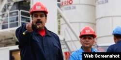 Manuel Quevedo, actual presidente de PDVSA , inspecciona una planta junto a Nicolás Maduro.