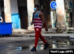 Una calle habanera con numerosos baches.