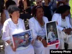 Damas de Blanco rinden tributo a Orlando Zapata.