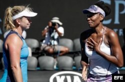 Coco Vandeweghe (i) sufre su derrota ante Venus Williams (d).