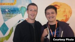 Michael Sayman junto al co-fundador de Facebook Mark Zuckerberg