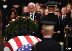 El vicepresidente Mike Pence fue uno d elos oradores en la ceremonia en honor al fallecido presidente George H.W. Bush.