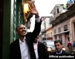 El presidente Obama, a la entrada del restaurante "San Cristóbal", saluda a los vecinos de la calle San Rafael, en Centro Habana (White House)