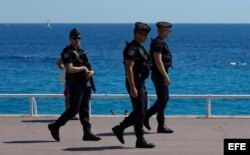 Fuerzas de Seguridad patrullan este domingo en Promenade des Anglais en Niza.