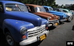 Autos de fabricación estadounidense convertidos en taxis particulares.