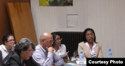 Laritza Diversent y Yaremis Flores (d) durante la reunión del CEDAW en Ginebra.