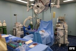 Una sala de cirugías en el interior del barco hospital de la marina de EEUU USNS Comfort.