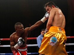 El cubano Guillermo Rigondeaux conecta un golpe contra el filipino Nonito Donaire en el Radio City Music Hall, en Nueva York, el 13 de abril del 2013.