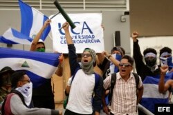 Estudiantes participan en una marcha en rechazo al presidente Daniel Ortega.