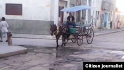 Reporta Cuba. Pasajeros en peligro, Manzanillo. Foto: Ramón Esteban Enamorado.