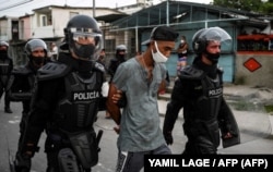 La policía antidisturbios recorre las calles luego de una manifestación contra el gobierno de Miguel Díaz-Canel en el municipio de Arroyo Naranjo, La Habana el 12 de julio de 2021.