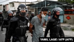 La policía antidisturbios recorre las calles luego de una manifestación contra el gobierno de Miguel Díaz-Canel en el municipio de Arroyo Naranjo, La Habana el 12 de julio de 2021.