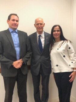 Luis Enrique Ferrer junto al senador republicano por Florida, Rick Scott.