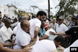 Manifestantes son arrestados por la Policía el 20 de marzo de 2016, tras una marcha en La Habana.