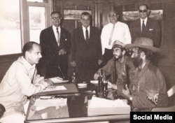 El capitán William C. Behn (izquierda) en una foto tomada el 21 de noviembre de 1960 y publicada en la cuenta de Twitter de Havana Docks Corp.