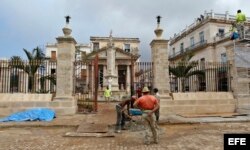 Varios trabajadores realizan labores de mantenimiento hoy, 14 de noviembre de 2017, en La Habana (Cuba).