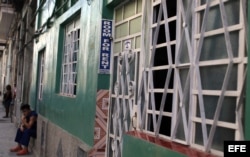 Vista de un anuncio de una casas de alquiler para turistas en un edificio de La Habana.