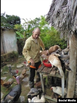 El biólogo encarcelado Ariel Ruiz Urquiola en su finca del valle de Viñales (Lia Villares)