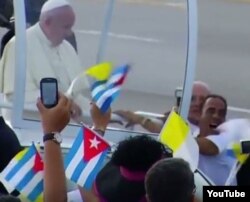 El opositor Zaqueo Báez es interceptado cerca del papa Francisco.