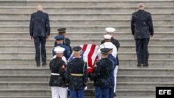 Llegada del feretro del senador John McCaina la capilla ardiente en el Capitolio