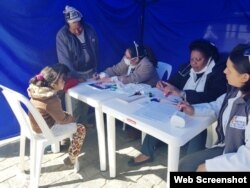 Médicos cubanos trabajan en una feria de salud en La Paz, Bolivia.