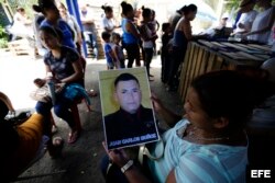 Familiares de presos aguardan en el exterior de la cárcel "El Chipote" para entregar alimentos y exigir la liberación de los reclusos.