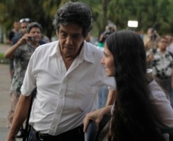 Reinaldo Escobar y su esposa Yoani Sánchez. (Archivo/Reuters/Desmond Boylan)