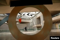 Un guardia custodia el atrio del East Building of the National Gallery of Art.