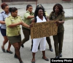 Berta Soler es reprimida por agentes de la Seguridad del Estado. (Tomada de Twitter)