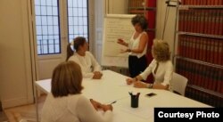 La Dama de Blanco Denia Fernández en un taller en el Observatorio Cubano de Derechos Humanos, Madrid. Cortesía JMB.