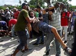 Un hombre es arrestado durante una manifestación contra el gobierno del presidente cubano Miguel Díaz-Canel en La Habana, el 11 de julio de 2021.