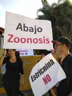 Abajo Zoonosis, reza un cartel durante la protesta por la protección animal frente al establecimiento encargado de sacrificarlos en masa.