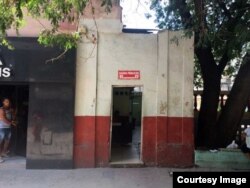 Baño público de la calle San Rafael. Uno de los dos que existen actualmente en una ciudad de más de dos millones y medio de habitantes (Foto del autor)