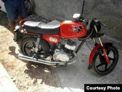 Moto después de ser reparada en Cuba.