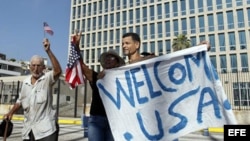 Un grupo de personas sostiene una pancarta frente a la embajada de Estados Unidos en La Habana