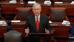 El presidente del Senado, el republicano Mitch McConnell, al presentar la propuesta de las reglas de procedimiento (Foto: Reuters).