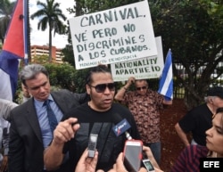 El cantante y compositor cubano Amaury Gutierrez participó en la manifestación.