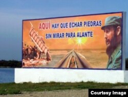 Cartel a la entrada del pedraplén a Cayo Coco. (Foto del autor)