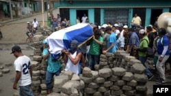 Familiares y amigos despiden el cuerpo de José Esteban Sevilla Medida, muerto en los enfrentamientos entre manifestantes y la policía, en Masaya, el 16 de julio.