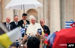 El Papa Francisco y el Cardenal Jaime Ortega en el Centro Félix Varela en La Habana, el 20 de septiembre de 2015. AFP PHOTO/JORGE BELTRAN