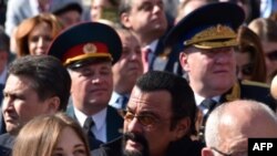 Steven Seagal en la Plaza Roja para desfile militar