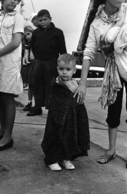 José Bueno, entonces un niño de dos años, en un centro de procesamiento de refugiados en Key West, durante el éxodo del Mariel.